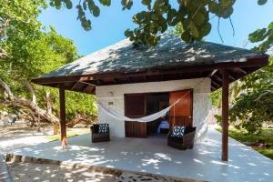 a small house with a roof at Casa bela in Cartagena de Indias