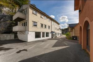 an empty street in front of a building at Osterøy Minihotell in Lonevåg