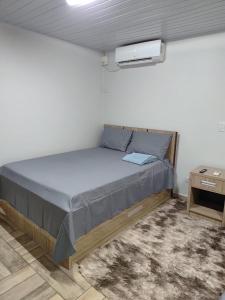 a bedroom with a large bed in a room at Espaço aconchegante ótima localização in Foz do Iguaçu