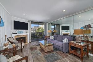a living room with a couch and a fireplace at Oceanside Cozy Fun and Resortsy Getaway in Oceanside