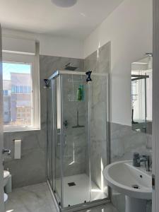 a bathroom with a shower and a sink at Villa Ibra - Rho Fiera & Milano, Garden & Parking in Paderno Dugnano +16 photos