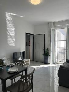 a living room with a table and a couch at Villa Ibra - Rho Fiera & Milano, Garden & Parking in Paderno Dugnano