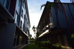 an alley between two buildings with a palm tree at Paeva Luxury By Nakra Functionality in Bang Bo