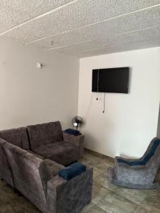 a living room with a couch and two chairs at Acogedor apartamento en Anapoima in Anapoima