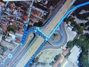 an overhead view of a city intersection with a blue circle at Casa da Lu in Aparecida