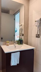 a bathroom with a sink and a mirror at Getaway in Valparaiso in Valparaíso