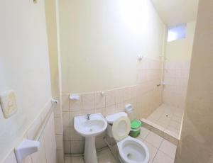 a bathroom with a toilet and a sink at Hospedaje RIO BLANCO in Iquitos +13 photos