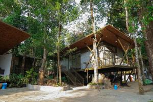 a tree house in the middle of the forest at ROCKs VILLA RESORT in Meppādi