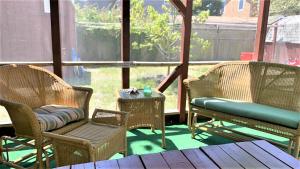 three chairs and a table on a screened porch at Flip Flop Beach in Cape May Point