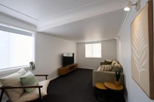 a living room with a couch and a tv at Pine Country Caravan Park in Mount Gambier +49 photos