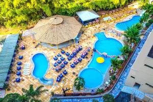 an overhead view of a pool at a resort at Flat in Caldas Novas in Caldas Novas