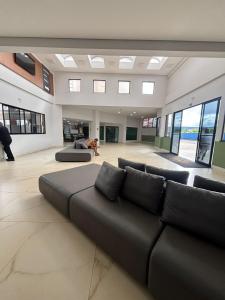 a large living room with a couch in the middle at Flat in Caldas Novas in Caldas Novas