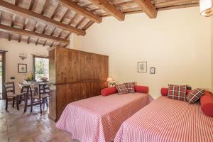 a bedroom with two beds and a dining room at Casaletto ''La Lavanda'' in Bazzano Inferiore