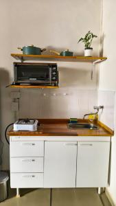 a kitchen with a counter top with a microwave at La Cruz Apart in Corrientes