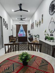 a living room with a table and chairs at Homestay Seri Damai in Juasseh