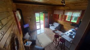 an overhead view of a living room in a log cabin at Refúgio Serrano - Cabana in São Francisco de Paula