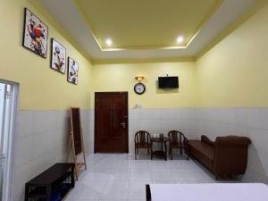 a waiting room with a table and a clock on the wall at Tan My Thien Hotel in Tây Ninh +9 photos