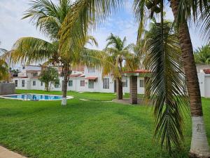 a house with palm trees and a swimming pool at Alojamiento en las Huertas in Barrio Nuevo