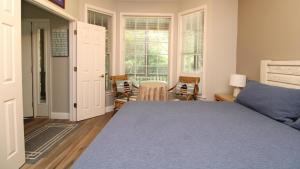 a bedroom with a bed and a table and chairs at The Happy Heron in West Cape May