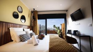 a bedroom with a large bed with a large window at Maison Le Patio Jacuzzi in Saint-Denis