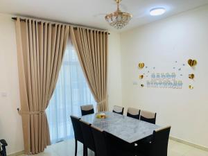 a dining room with a table and chairs at SM Guest House in Changlun
