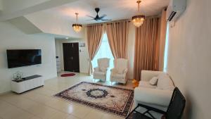 a living room with a couch and two chairs at SM Guest House in Changlun