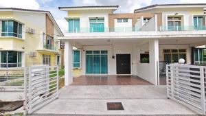 a house with a white fence in front of it at SM Guest House in Changlun
