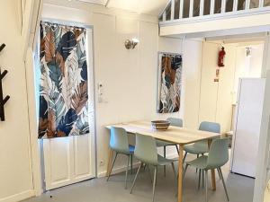 a dining room with a table and chairs at Maison avec terrasse - 6 pers. - API-1-52-2178 in Lattes