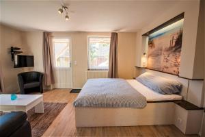 ein Schlafzimmer mit großem Bett und Couch in der Unterkunft Strandfeeling in Dahme