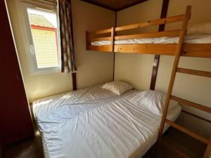 a bedroom with two bunk beds and a window at Chalet confortable avec terrasse - 7 pers. - API-1-52-2182 in Lattes +19 photos