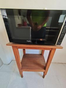 a microwave oven on a wooden stand with a person inside at Bungalow privado con alberca Oaxtepec 14 personas in Oaxtepec +46 photos
