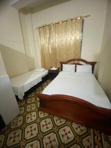 a small bedroom with two beds and a floor at hotel vaticano in Estación El Salto