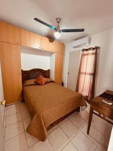 a bedroom with a bed and a ceiling fan at Departamento 5 Economico Arroyo in Tuxtla Gutiérrez