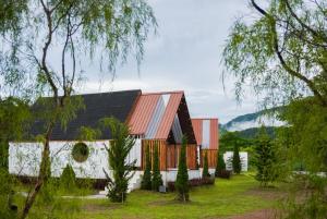 a house with a red roof at นวนิยาย Nava-Niyay in Ban Huai Ti