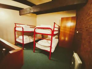 a room with two bunk beds in a room at Alpine Gables Apartment in Jindabyne
