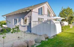 a house with a fence in front of it at Seebrise B in Süssau