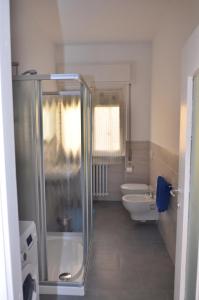 デルヴィオにあるCasa di Leoのバスルーム(シャワー、トイレ付)
