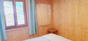 ein Schlafzimmer mit einem Bett und einem Fenster in der Unterkunft JuKa in Münster VS