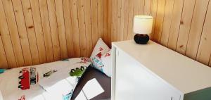 Eine Lampe steht auf einem weißen Tisch in einem Zimmer in der Unterkunft JuKa in Münster VS + 58 Fotos