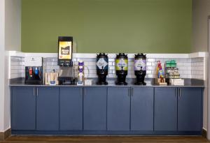 a counter in a coffee shop with aasteryasteryasteryasteryasteryasteryasteryastery at Spark by Hilton Virginia Beach Oceanfront in Virginia Beach