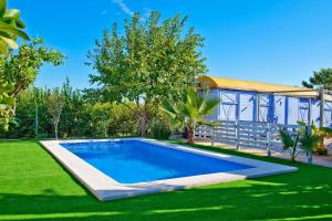 The swimming pool at or close to Alojamiento Vagón Rural Még 15 kép