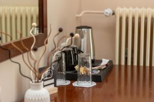 ein Holztisch mit Gläsern und einem Mixer darauf in der Unterkunft Hotel Strimoniko in Asprovalta