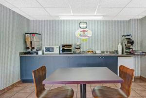 Restoran atau tempat makan lain di Super 8 by Wyndham Niagara Falls North