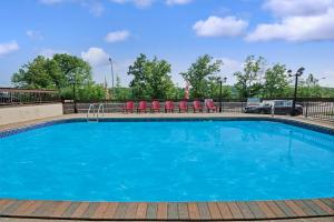 Πισίνα στο ή κοντά στο Super 8 by Wyndham Niagara Falls North