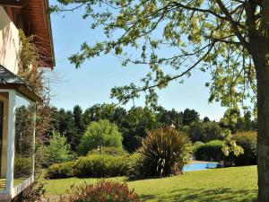 Un jardín fuera de Cabañas Posada Del Tigre