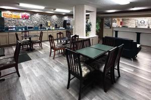 a dining room with tables and chairs in a restaurant at Quality Inn Byron - Warner Robins in Byron