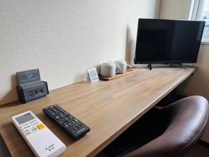 a desk with a television and a remote control at HAOSTAY Eirin in Fujikawaguchiko