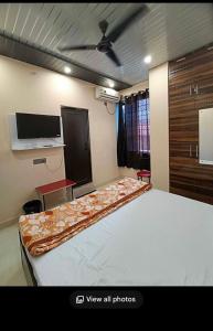 a bedroom with a large bed in a room at Guest inn bharat mart in Haldwāni