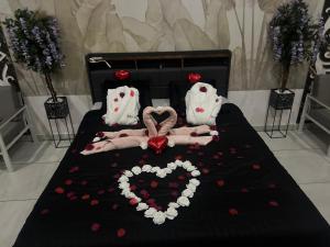 a bed with a heart made out of roses at Étoile relax in Douai