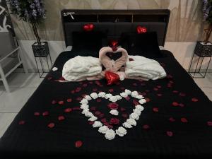 a bed with a heart made out of roses at Étoile relax in Douai